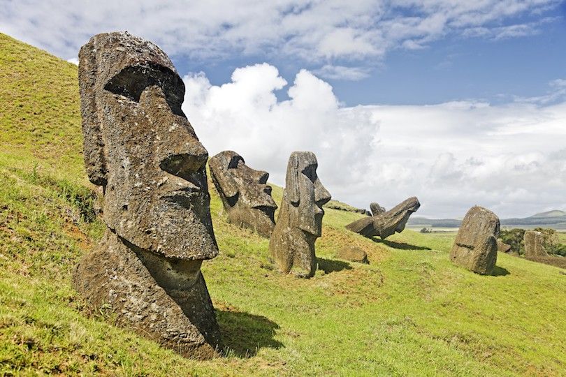 estátuas de pedra moai